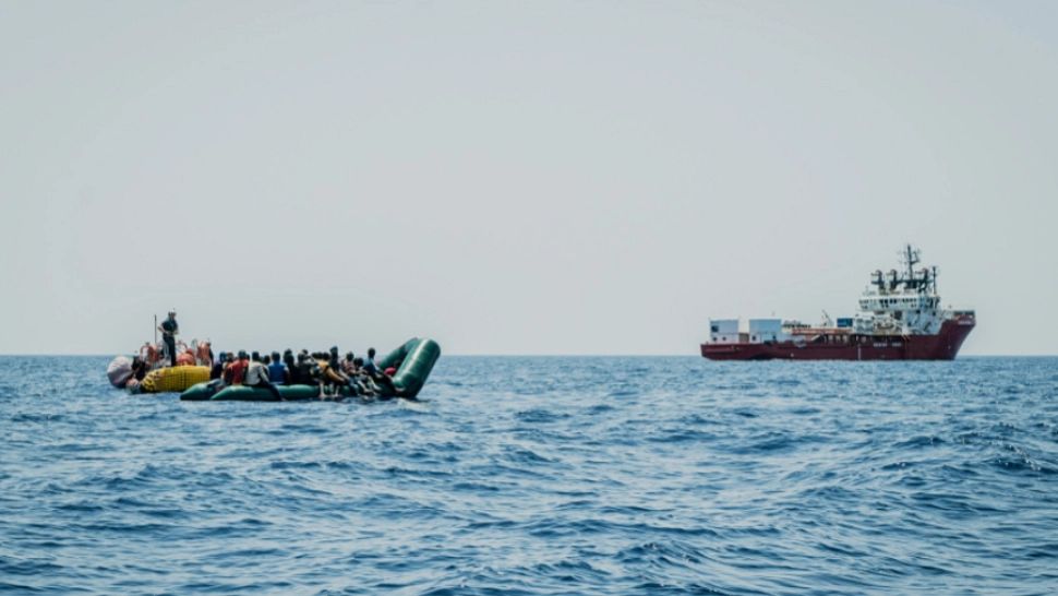 Descoperire stranie: 92 de refugiați goi au fost găsiți la frontiera cu Turcia