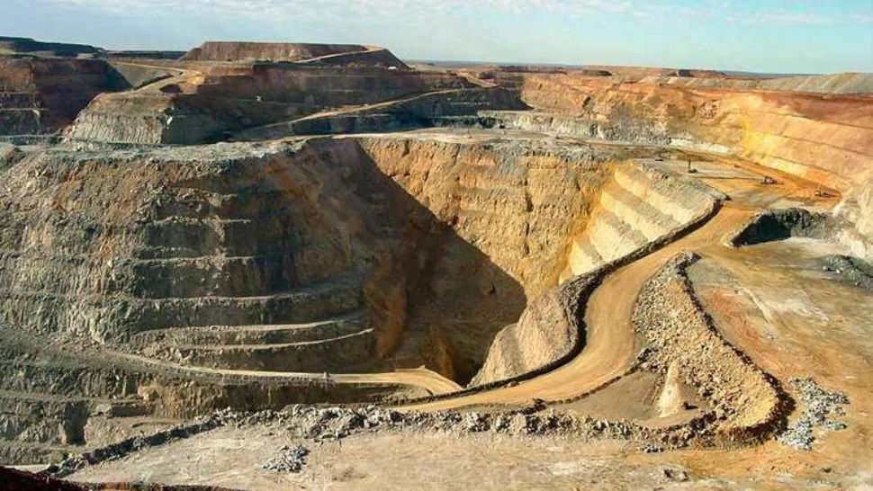 Cine sunt păpușarii care au tras sforile la Roșia Montană. Schema Camorrei și afacerile de milioane cu statul român