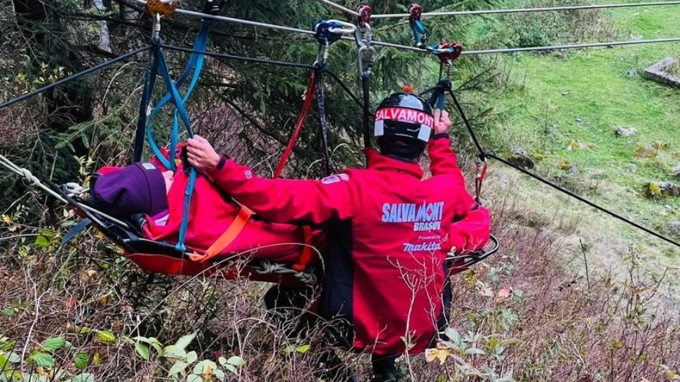 Intervenție dificilă a Salvamont după ce un parapantist a rămas blocat într-un copac