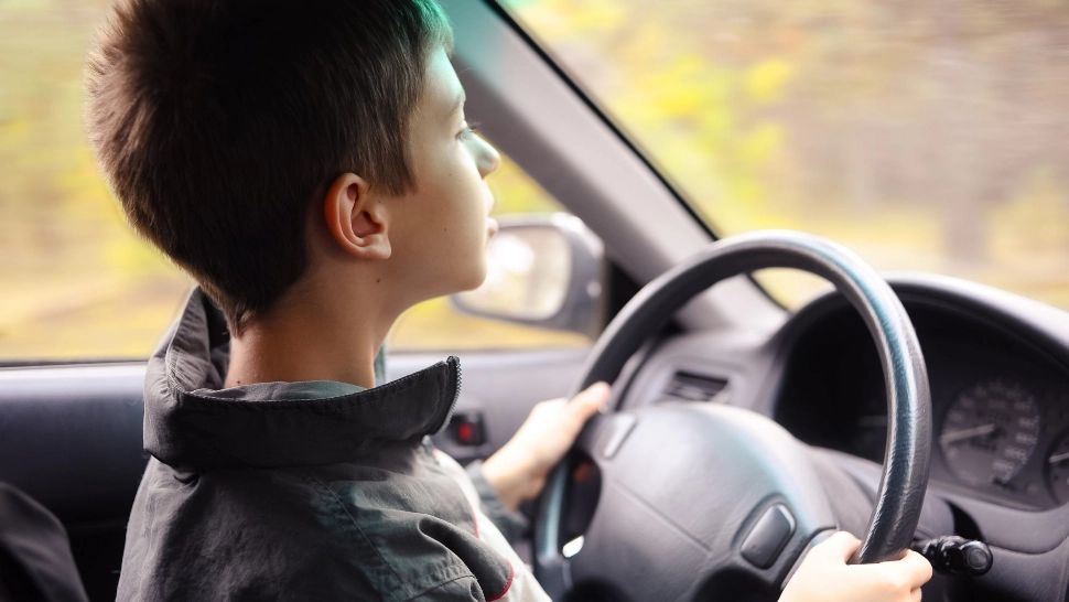 Băut şi fără permis, şi-a pus nepotul de 12 ani la volan