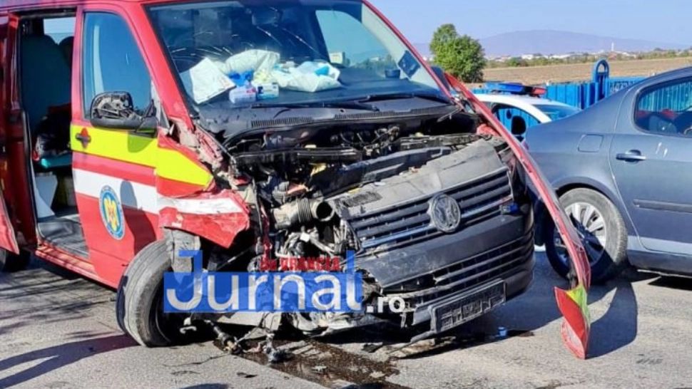 Ambulanță SMURD implicată într-un accident, în Vrancea - 3 victime, între care 2 paramedici - FOTO