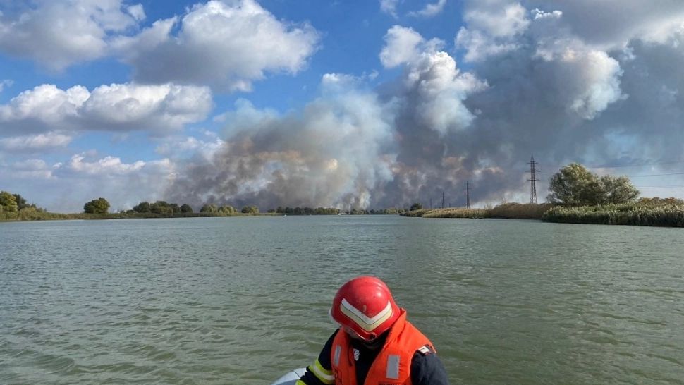 Incendiu de vegetaţie în Delta Dunării, în apropiere de Sulina. Pompierii au intervenit rapid