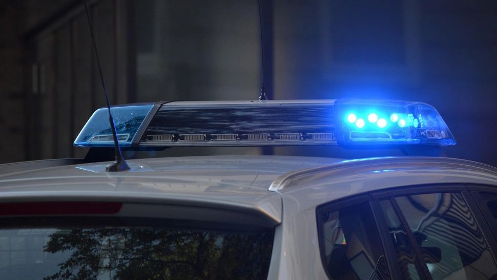 Un copil de 3 ani a căzut în gol de la etajul 10 în încercarea de a-şi salva pisica de pe pervazul ferestrei