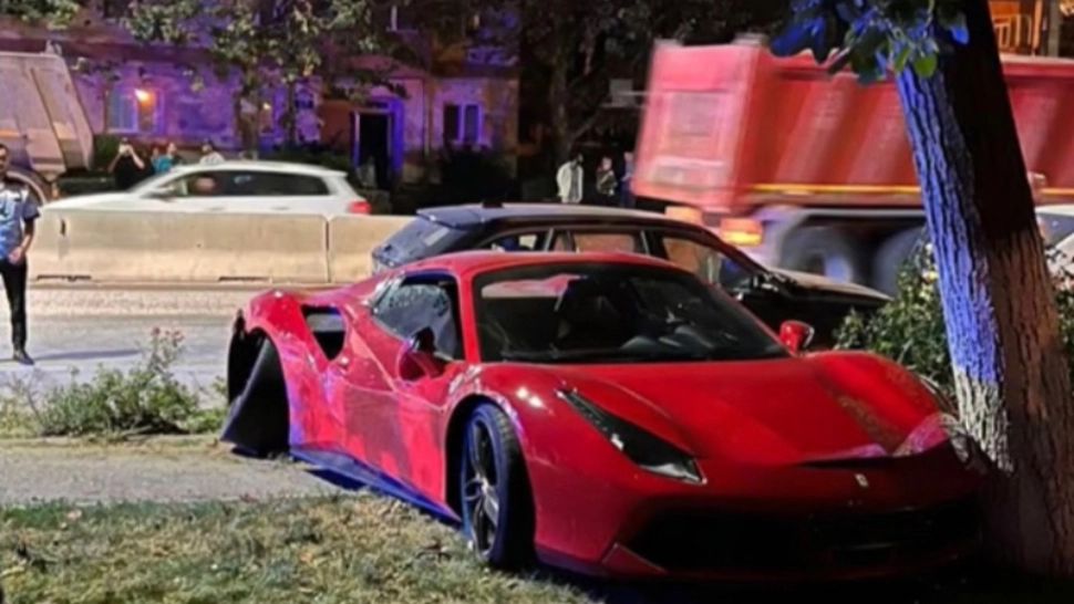 Bolidul de sute de mii de euro al unui cântăreț, făcut praf chiar de fratele acestuia într-un accident auto teribil