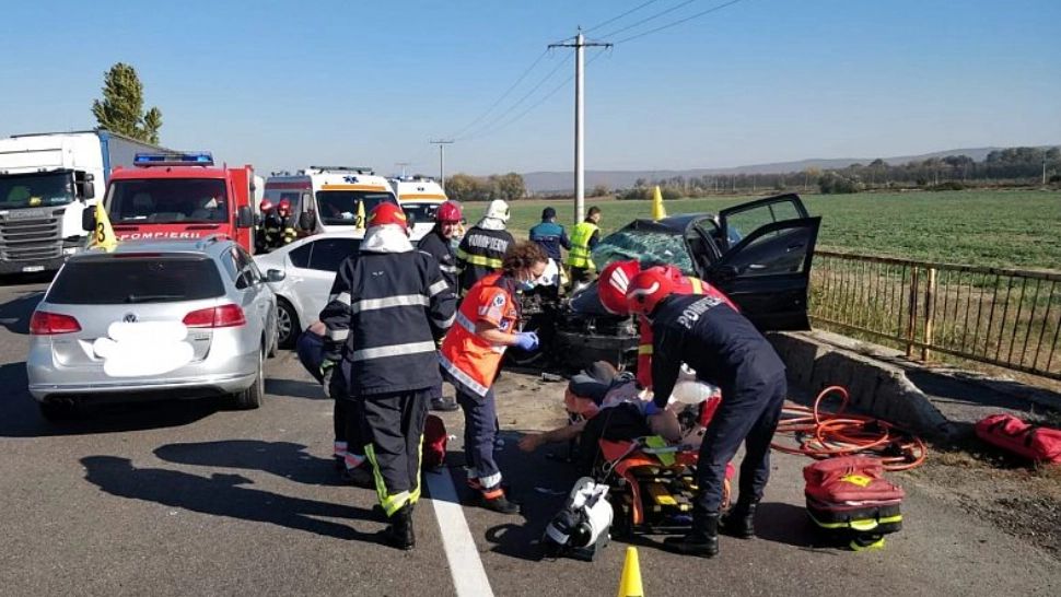 Carambol cu trei mașini în Vrancea. O persoană a murit și alte două sunt grav rănite - FOTO