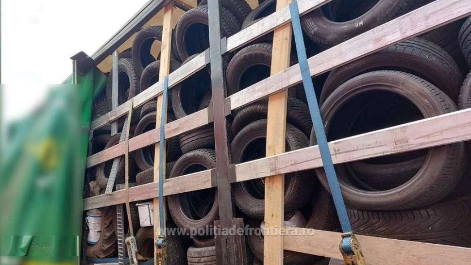 Două TIR-uri din Germania, încărcate cu peste 37 tone de deşeuri, oprite la frontiera cu Ungaria