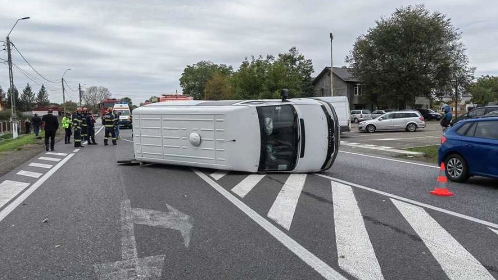 Accident cu 9 persoane implicate, în Iași. O autoutilitară cu patru ucraineni, între care doi copii, s-a răsturnat