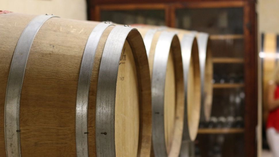 Dosar penal și amendă pentru un bărbat care avea în pivniță 200 de litri de vin