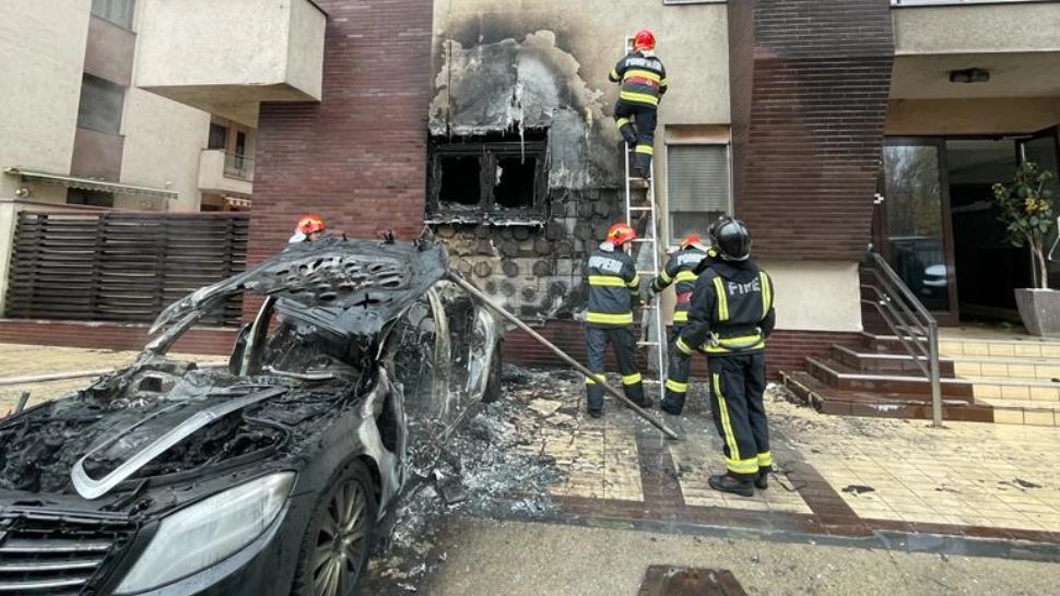 Autoturism de lux, cuprins de flăcări în Capitală! Focul s-a extins la o clădire din apropiere: mai multe persoane, evacuate. Mărturiile proprietarului - FOTO&VIDEO