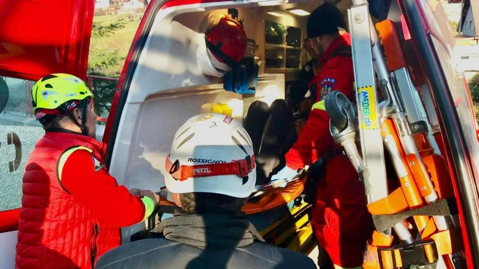 Parapantist accidentat pe munte, recuperat cu succes de către salvamontişti - FOTO