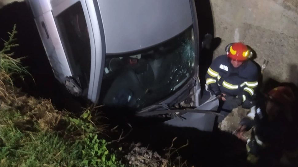  Autoturism căzut în albia unui pârâu din Piatra-Neamţ. BIZAR: în mașină nu a fost găsită nicio persoană 