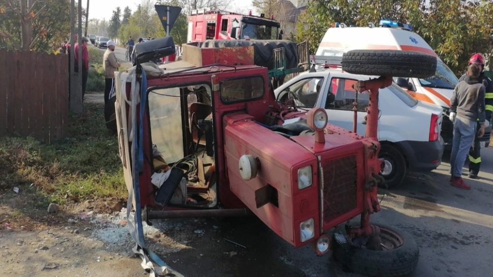  Impact violent între un tractor și un autoturism, în județul Călărași. O întreagă familie în spital: trafic blocat - FOTO
