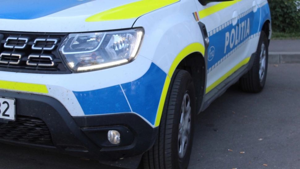 Maşină a poliţiei, lovită cu pietre după o intervenţie la hoţii de cărbune