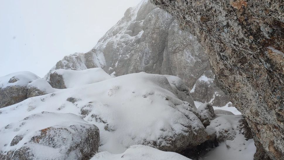 Turist iranian rătăcit pe munte, găsit după aproximativ 11 ore de căutări. Bărbatul era în stare de hipotermie