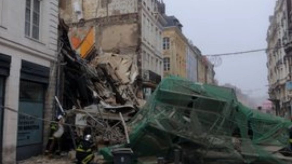 Două clădiri s-au prăbuşit în centrul unui oraș pitoresc din Franța! Oamenii au reacționat: "Mi-a fost frică pentru viaţa mea"  - FOTO