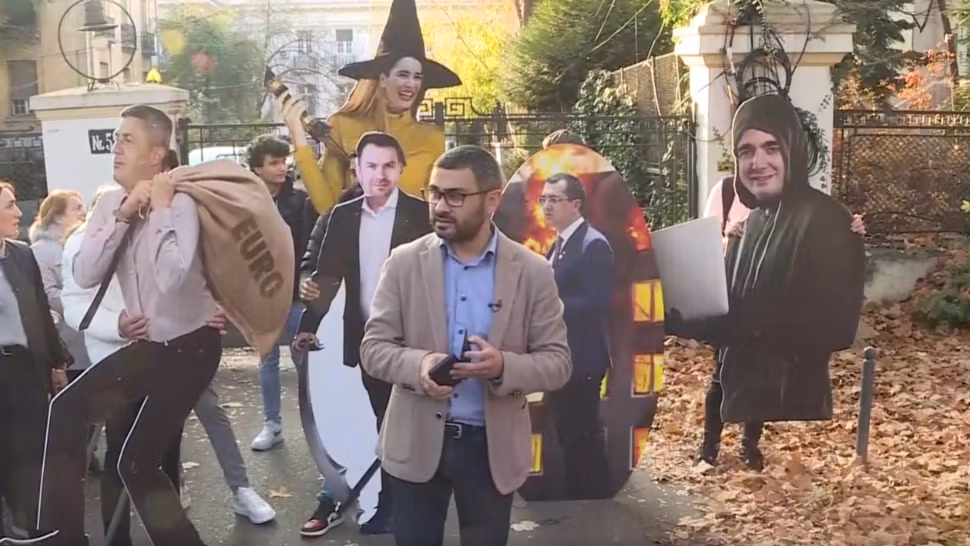 Protest al social-democraților la sediul USR. Florin Manole: Scutul în jurul doamnei Armand e inutil. Nu ne vom opri aici"