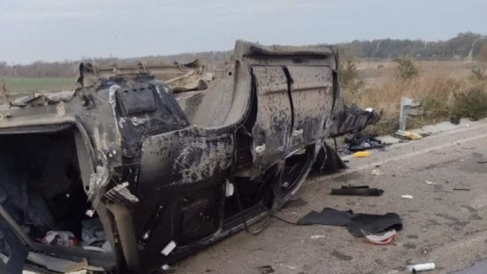 IMAGINI ȘOCANTE cu mașina lui Kirill Stremousov, omul rușilor în Herson, mort într-un accident rutier. Impactul, extrem de violent: urme de sânge pe asfalt 