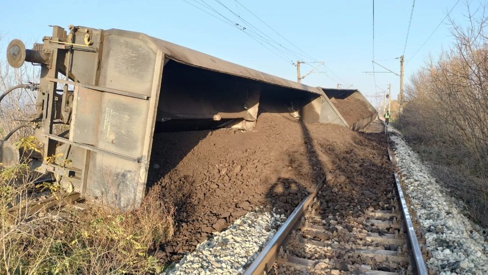 Nouă vagoane ale unui tren de marfă al CFR au deraiat în halta Răcari. Soluții provizorii pentru transportul de persoane pe ruta  Filiași-Coțofeni - FOTO