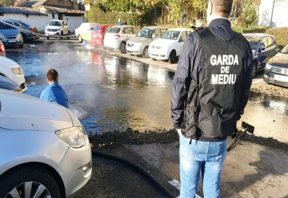 Parcarea unui bloc din Constanța, inundată cu păcură. Societatea, responsabilă, amendată drastic - FOTO