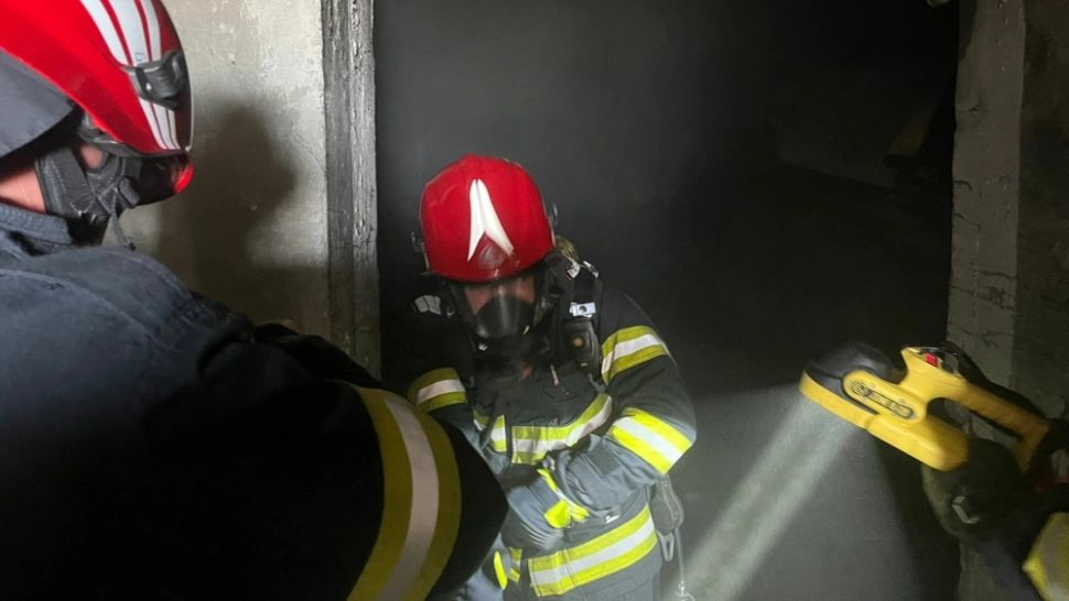 Incendiu la o fostă fabrică de mezeluri din Tulcea. Autoritățile, în alertă - FOTO&VIDEO