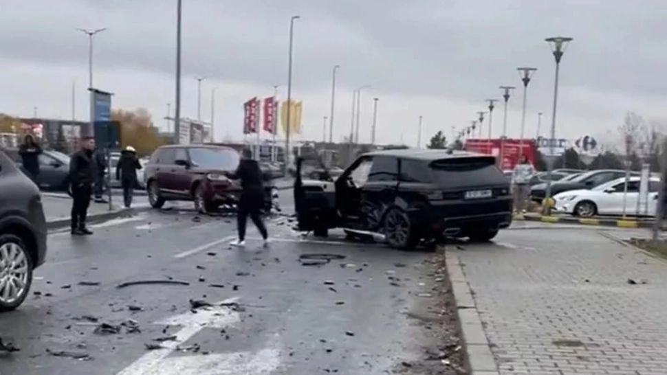 Accident cu 4 mașini în parcarea unui mall din Capitală