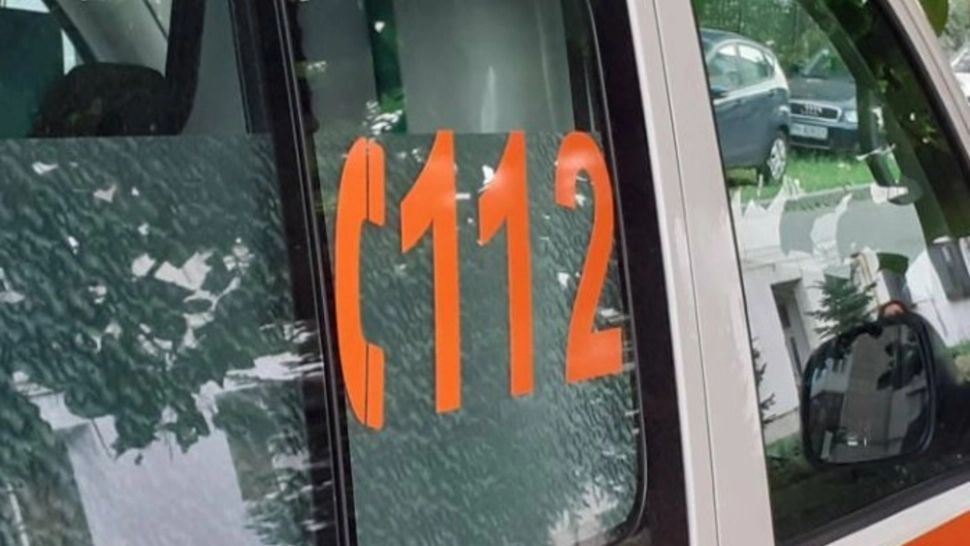Ambulanță aflată în misiune, implicată într-un accident rutier, la Băile Felix