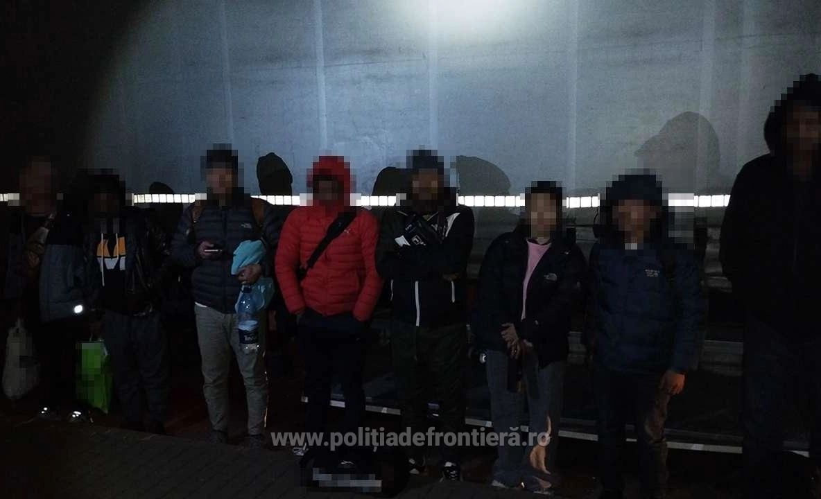 Zeci de migranţi au fost găsiți ascunși în două autoutilitare, în timp ce încercau să treacă ilegal graniţa Schengen