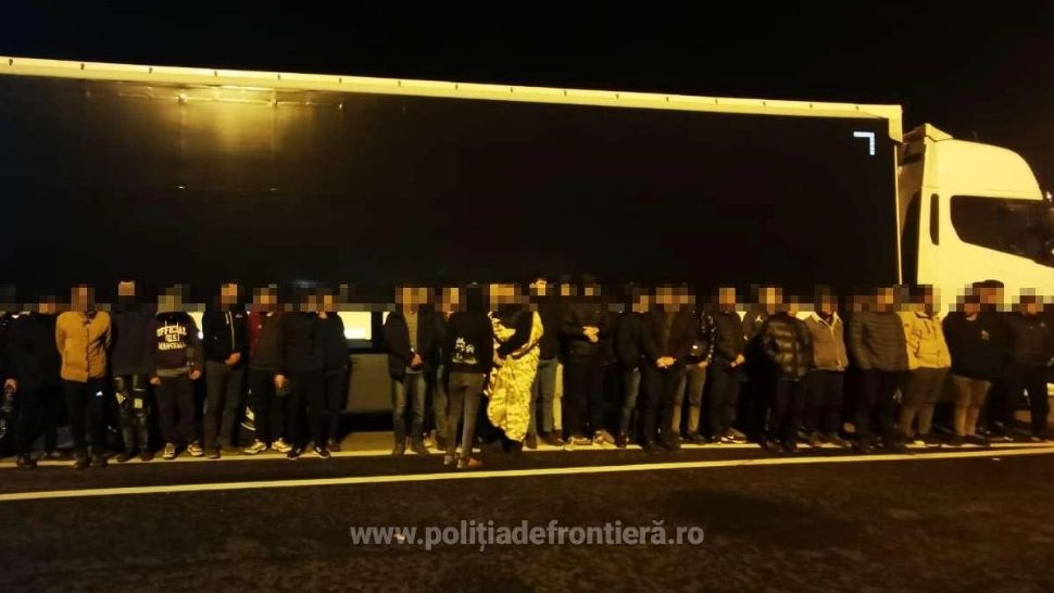 Zeci de migranți au fost găsiți ascunși în două autoutilitare, în timp ce încercau să treacă ilegal frontera în Spaţiul Schengen 