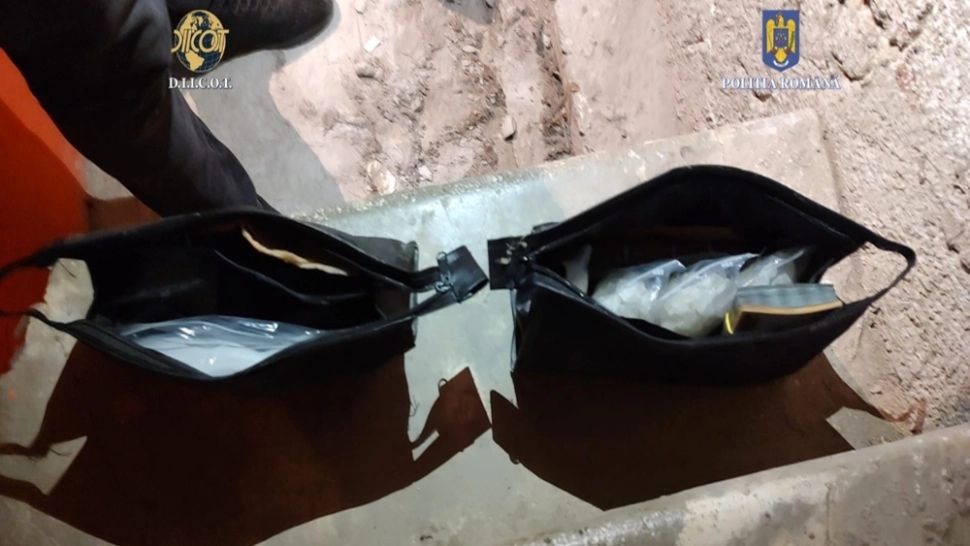 Percheziţii de amploare în Cluj, într-un dosar de trafic de droguri. Doi bărbaţi au fost arestaţi 