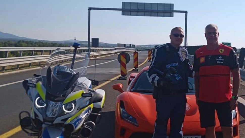 Un pilot de curse austriac, lăsat fără permis și amendat după ce a fost prins cu 230 de km/h, pe autostrada A1, în județul Timiș