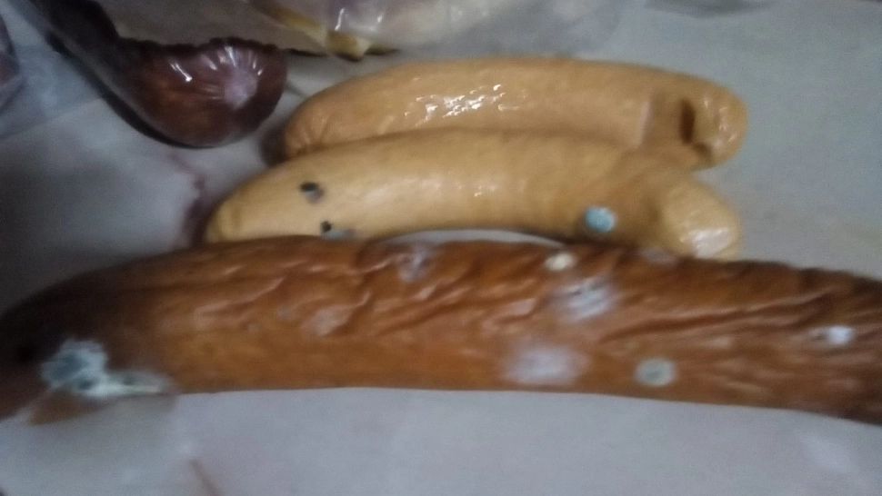 Mezeluri mucegăite, la vânzare - Şef ANPC: „Unii operatori economici aleg să vândă gunoaie în loc de mâncare”