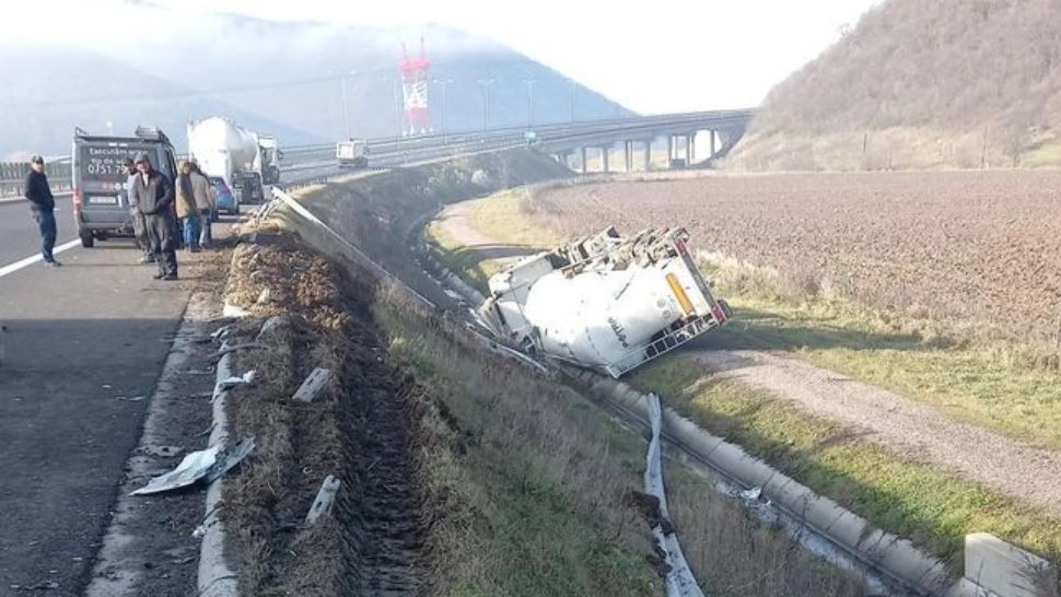 O cisternă s-a răsturnat după ce s-a izbit violent de autoturismul echipajului de pază al autostrăzii A1 - 2 victime - FOTO