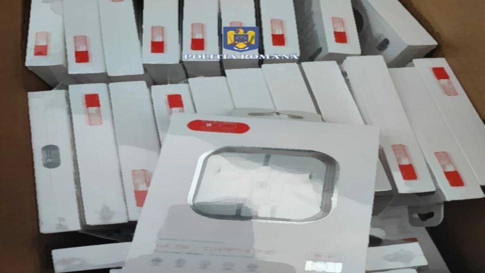 Accesorii de telefon contrafăcute, în valoare de peste 2,2 milioane lei, oprite în Portul Constanța