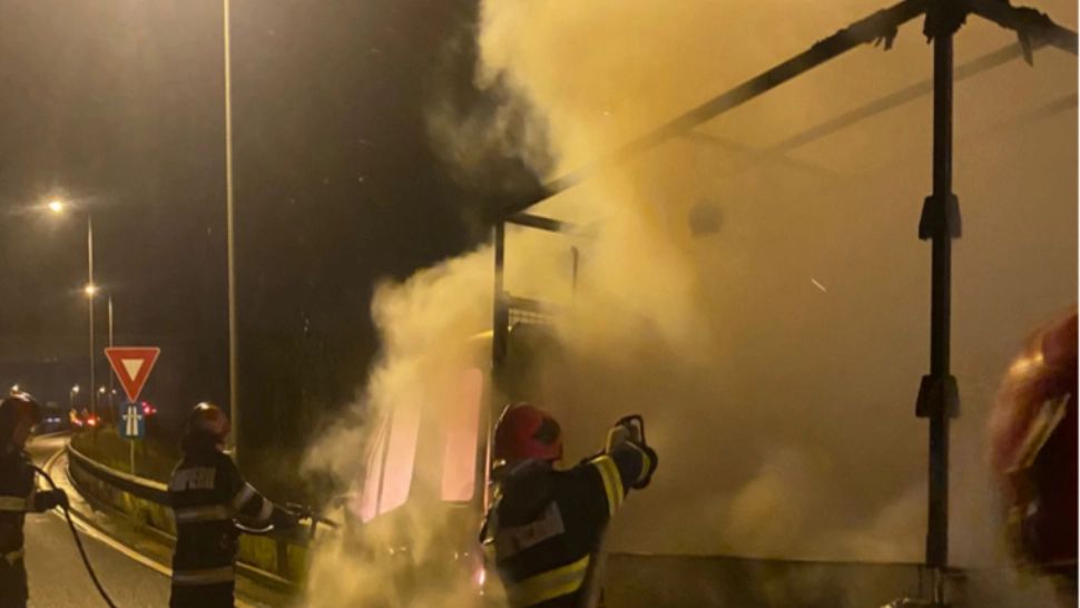 A ars ca o torță până la sosirea pompierilor - Camionetă plină cu mobilă, mistuită de flăcări pe A1 - VIDEO