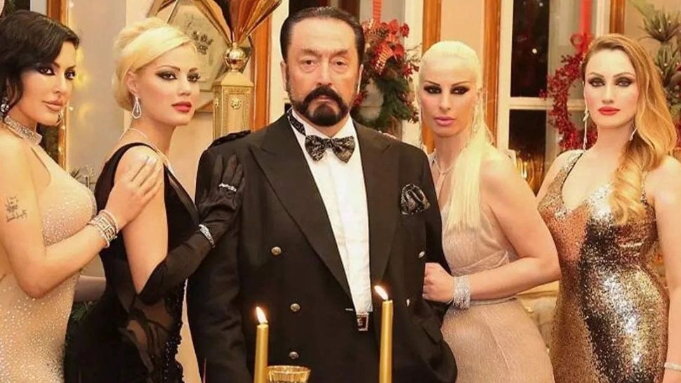 Guru al unei secte sexuale, condamnat la 8.658 de ani de închisoare - Ce le făcea sutelor de adepte tinere 