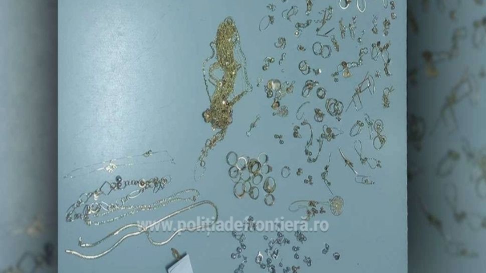 Bunuri contrafăcute, în valoare de peste 450.000 lei, descoperite la Vama Giurgiu