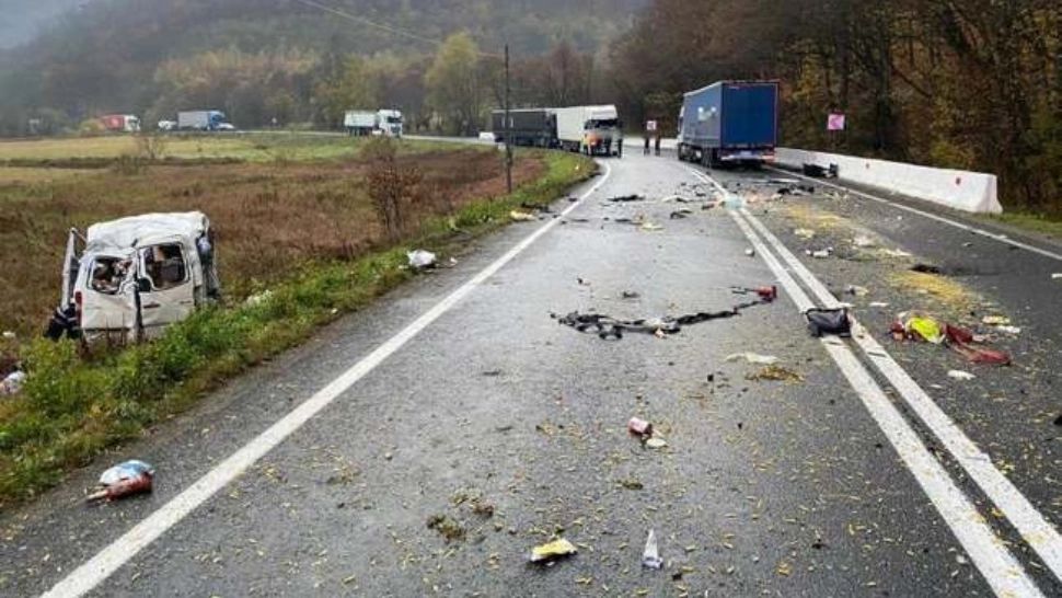Accident grav în Cluj: 4 victime, după impactul unui TIR cu o dubiță - circulația oprită