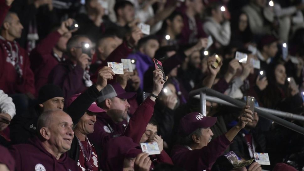 Suporterii rapidiști, protest la meciul din Cupa României cu Farul Constanța. Galeria a stat jos, fotbaliștii au refuzat jocul