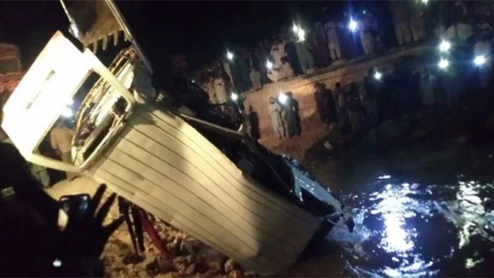 Accident cumplit în Pakistan: Cel puţin 20 de morţi, dintre care 11 copii – FOTO&VIDEO