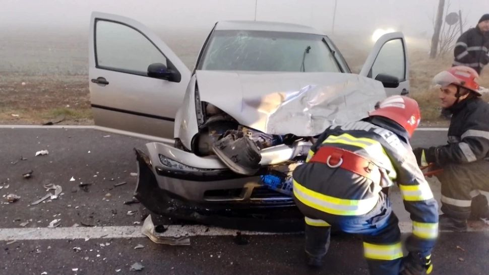 Val de accidente în țară: mașină spulberată de tren, femeie ucisă de un microbuz, iar o polițistă de doar 23 de ani a lovit un pieton pe trecere