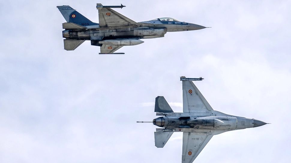 Zboruri de antrenament cu avioane F-16 la înălțimi mici, în România. Anunțul MApN