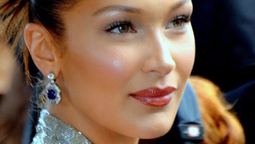 Modelul Bella Hadid, cea mai stilată femeie din lume - VIDEO
