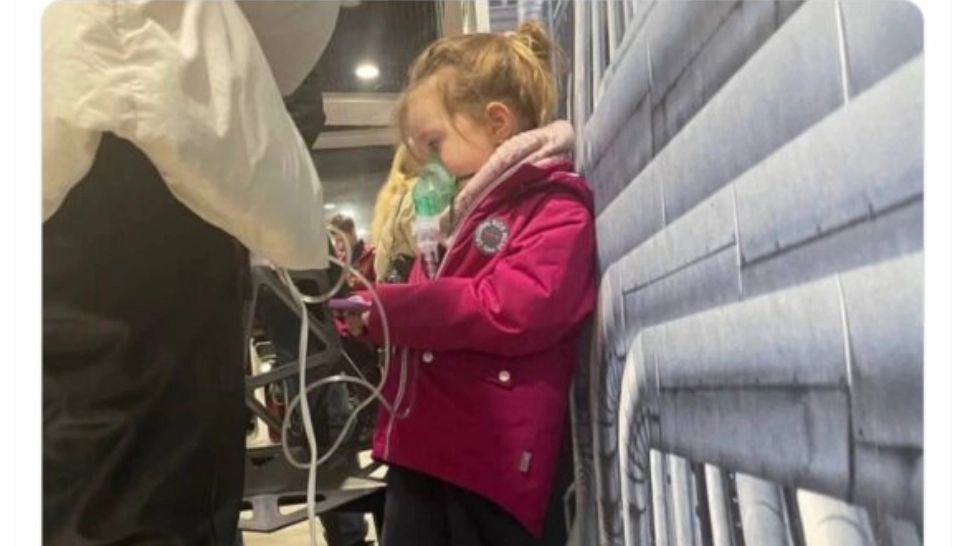 Situație disperată în Kiev. O familie a venit la o benzinărie pentru a conecta la curent inhalatorul de care fetița lor avea nevoie pentru a respira