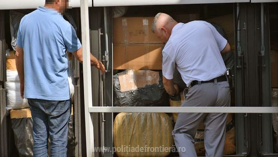 Bunuri contrafăcute, descoperite într-un autocar, la Vama Giurgiu