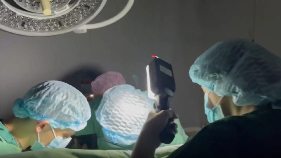 Copil operat pe inimă la lumina lanternei, în Ucraina. Rușii au lăsat spitalele din Kiev în beznă totală - VIDEO