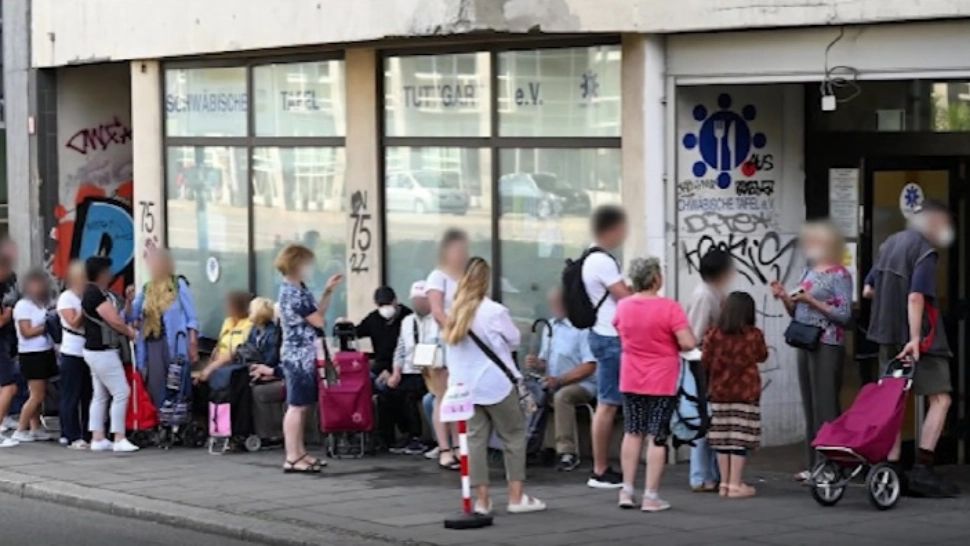 Cozi uriașe la băncile de alimente din Germania. Oamenii sunt disperați - VIDEO
