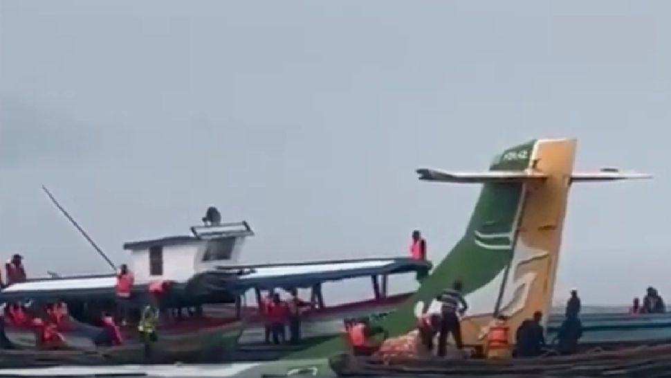 Un avion plin cu pasageri s-a prăbușit într-un lac. Filmări dramatice la locul tragediei din Tanzania -VIDEO