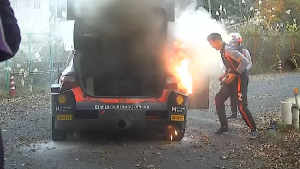 Mașina pilotată de Dani Sordo a luat foc la Raliul Japoniei - Momente de panică - VIDEO