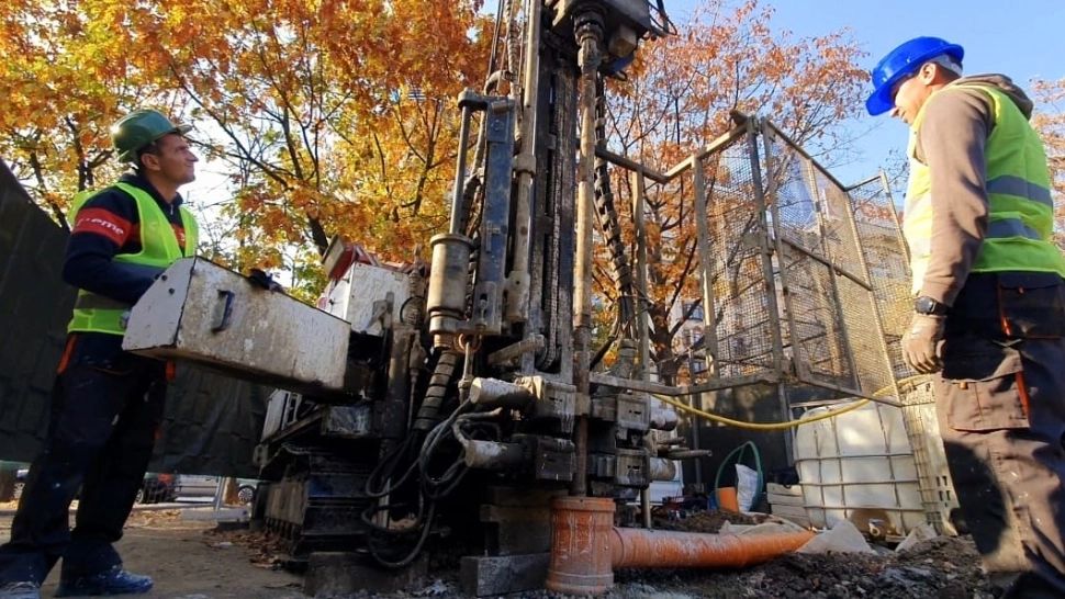 Au început forajele geotehnice pentru consolidarea planșeului de la Piața Unirii