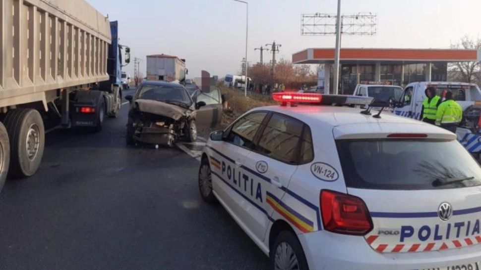 Accident grav în Vrancea între o mașină și un microbuz cu 20 de pasageri - Cel puțin 9 răniți au avut nevoie de îngrijiri medicale